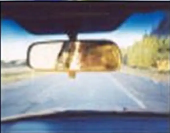 عند استخدام الفرامل يجب النظر في المرآة الخاصة بالسيارة 